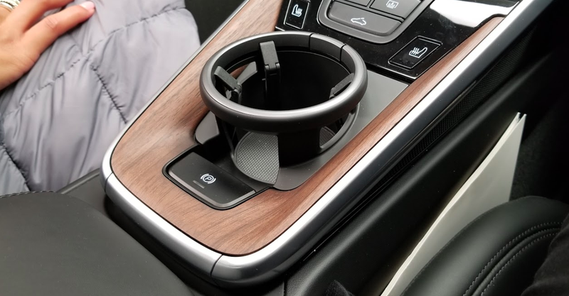 Illustration for article titled The Needlessly Complicated Cupholders in the Porsche 911 Are Awesome